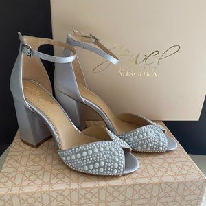 Badgley Mischka 7.5 Silver Pearled Peep toe Block Heel Evening Wedding Sandals